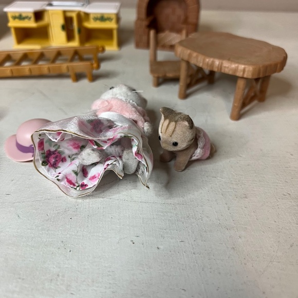 Calico Critters / Sylvanian Families Dollhouse Lot Cats Rabbits Furniture - Picture 4 of 6